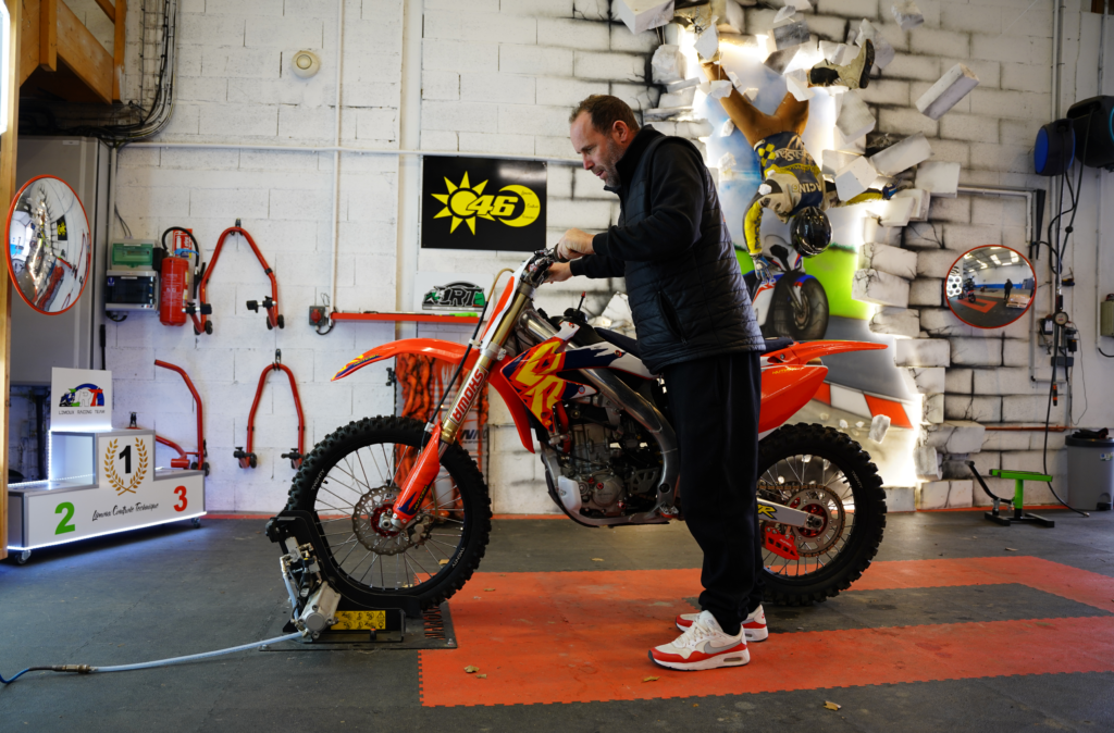 Photo pendant le passage au contrôle d'une moto
